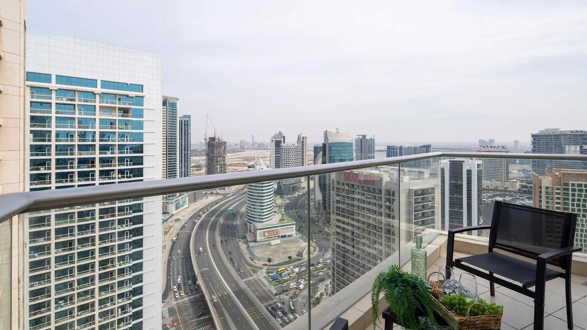 Frank Porter - Burj Views Central Tower Dubai Lägenhet