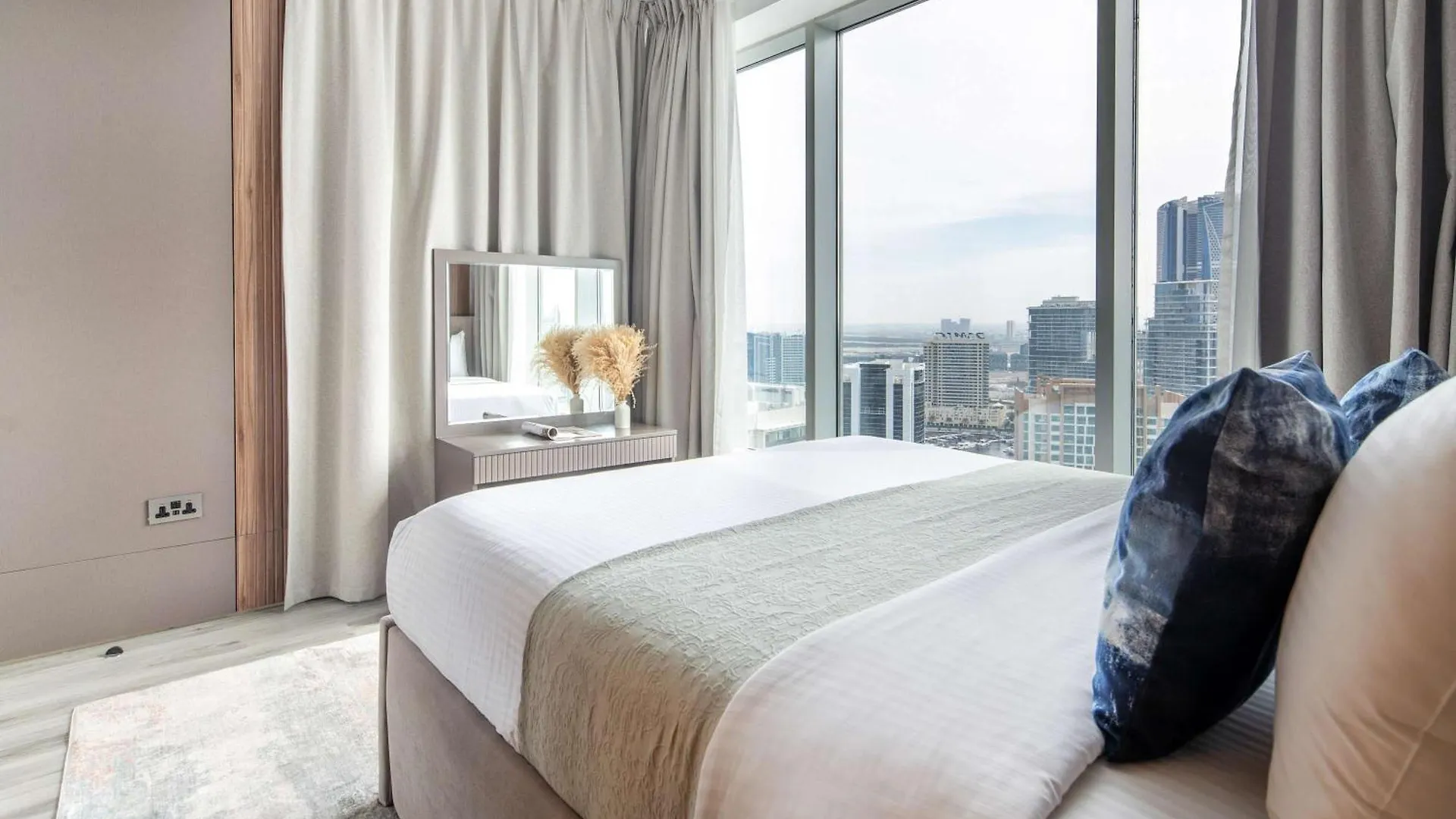 Frank Porter - Burj Views Central Tower Dubai Förenade Arabemiraten